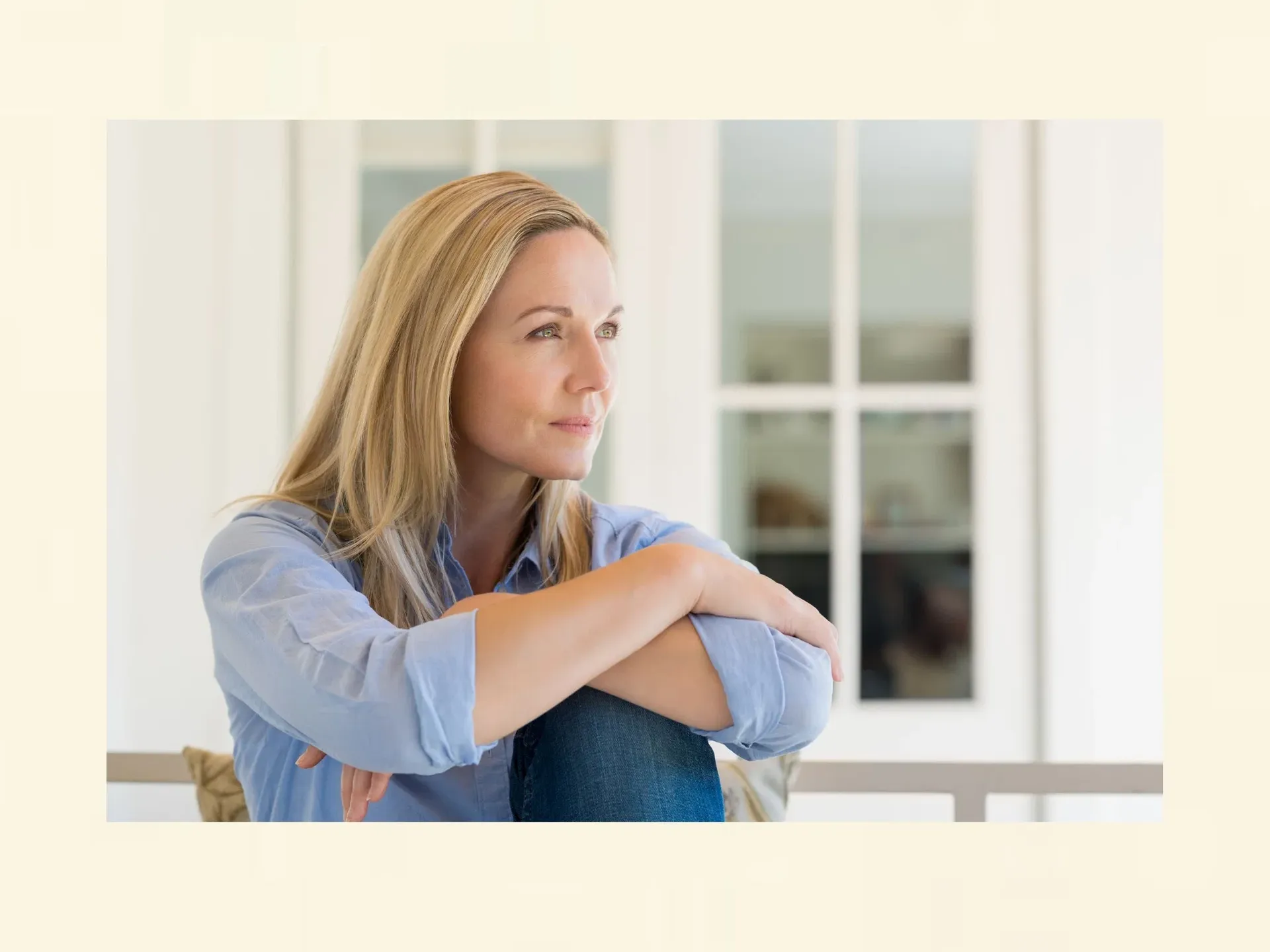 Nachdenkliche Frau als Symbol für die tiefe Wirkung belastender Erfahrungen