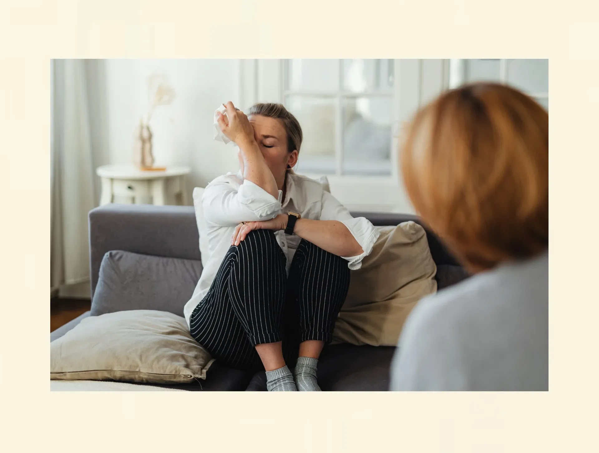 Frau in einer emotional berührenden Therapiesitzung bei belastenden Erfahrungen
