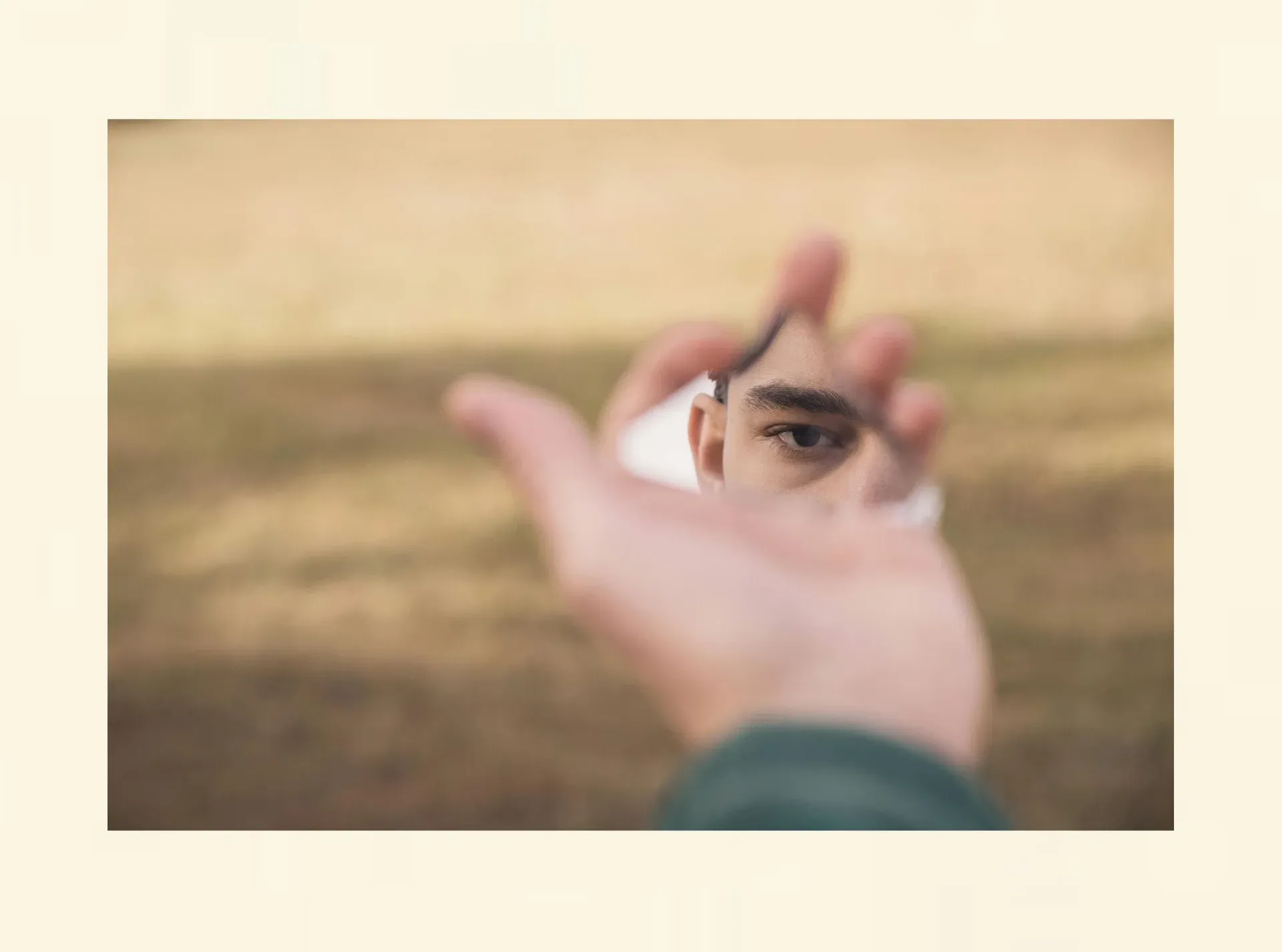 Mann betrachtet sein Auge im Spiegel als Symbol für Selbstwahrnehmung und inneren Zustand