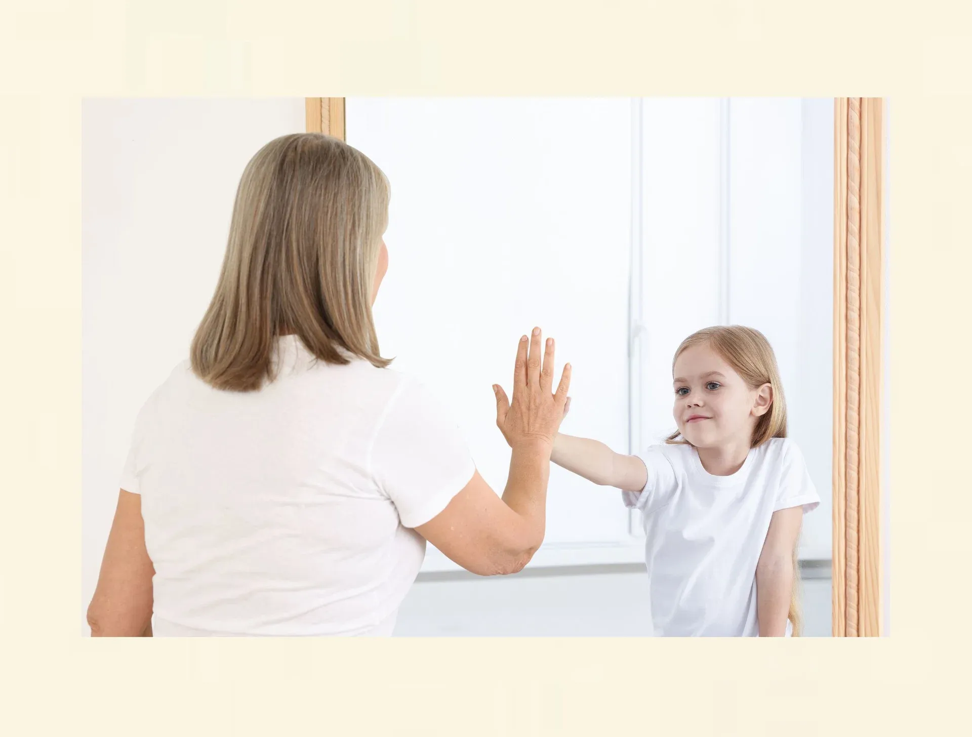 Kind berührt das erwachsene Ich im Spiegel als Symbol für Vergangenheit, Gegenwart und innere Erinnerung